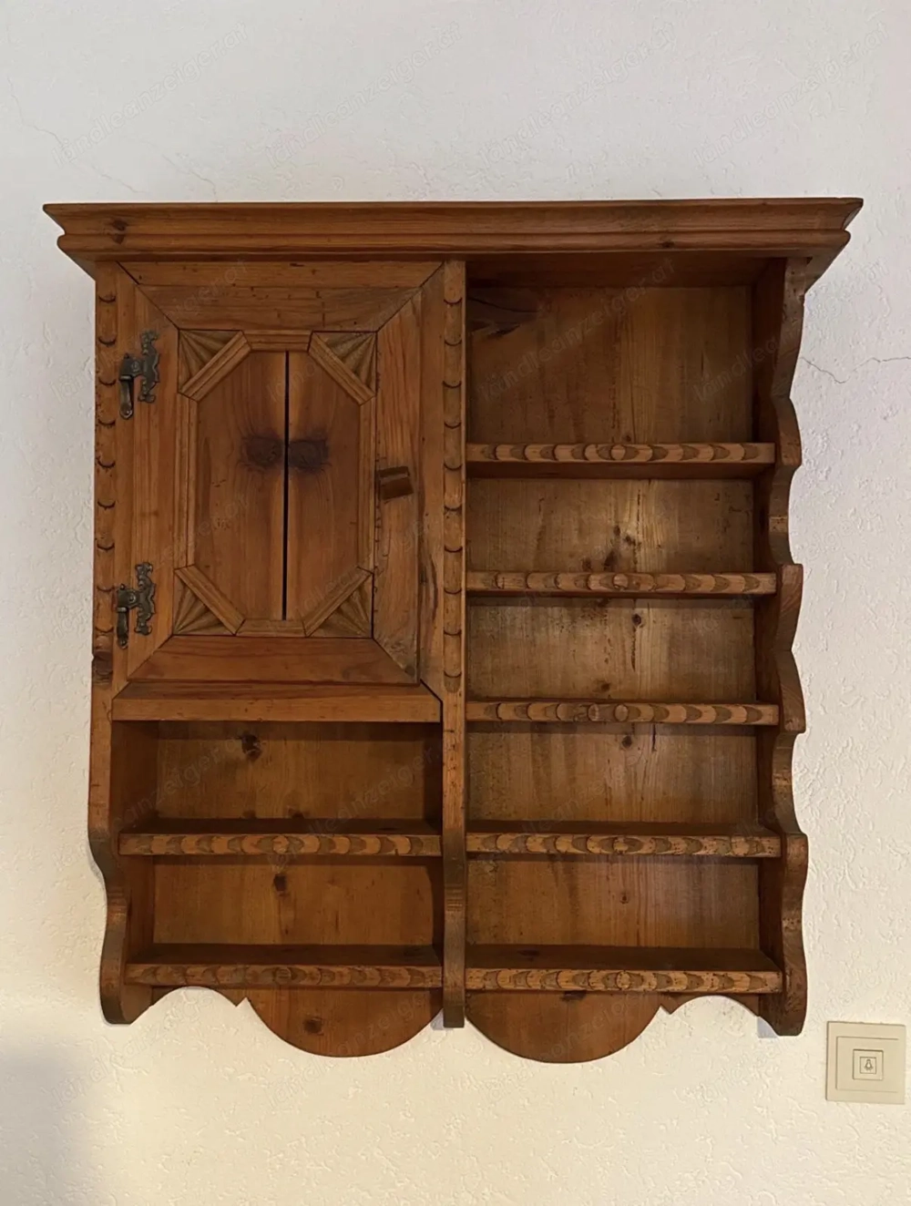 Holzregal mit Schnitzerei