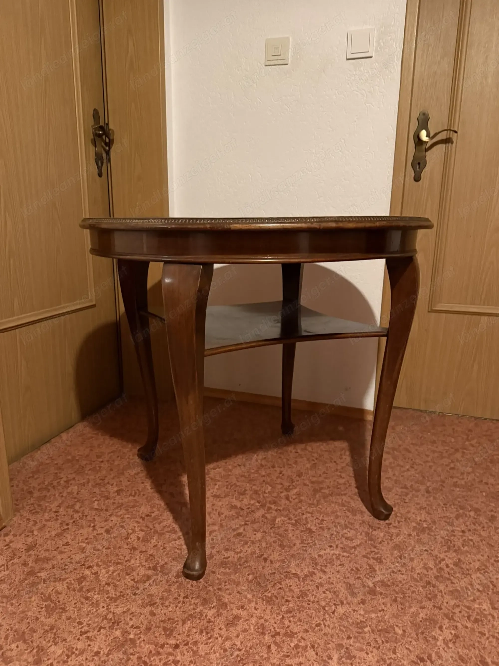 Antiker Holz-Esstisch rund