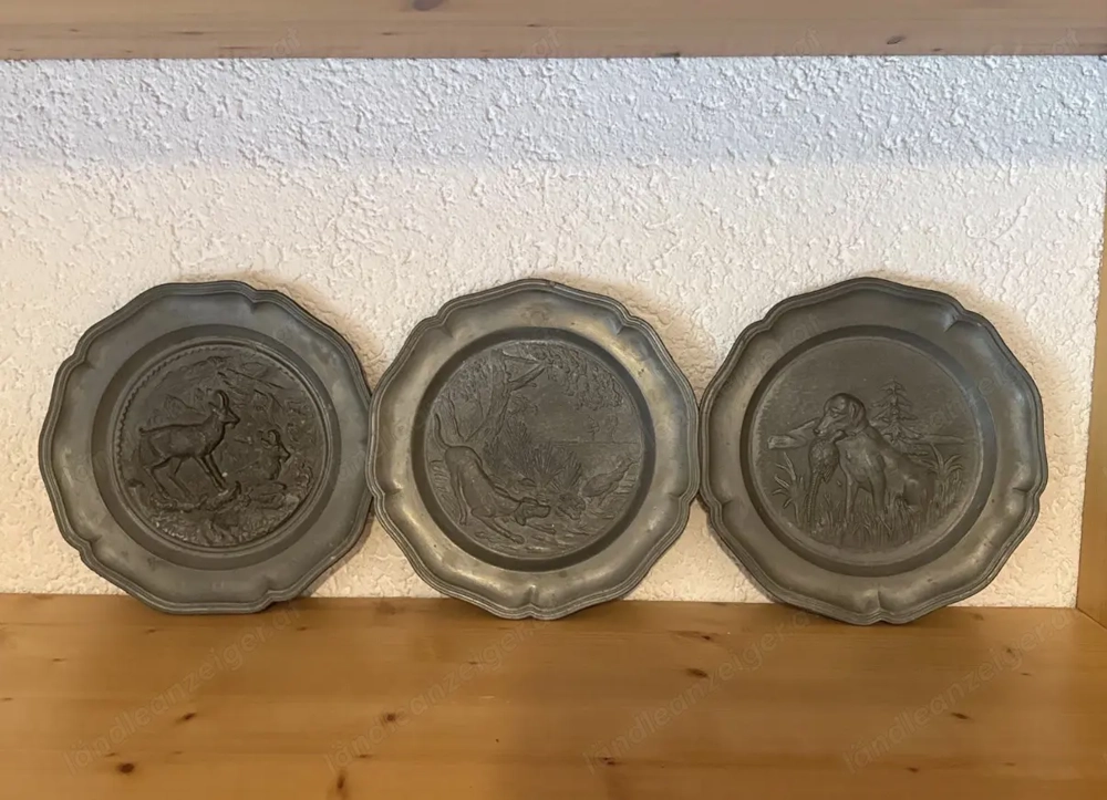 Dekorative Zinnteller mit Jagdmotiven