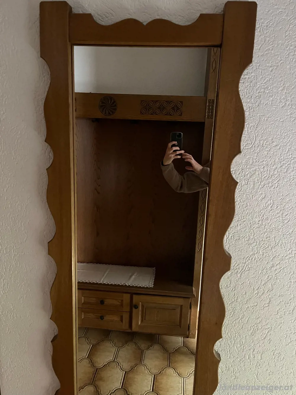 Spiegel mit Holzrahmen