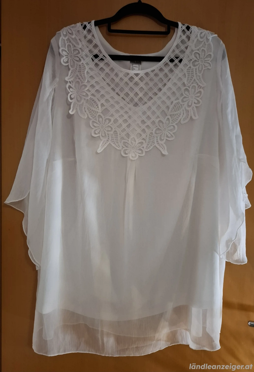 Weiße Chiffon-Bluse mit Spitzenbesatz, Größe 52