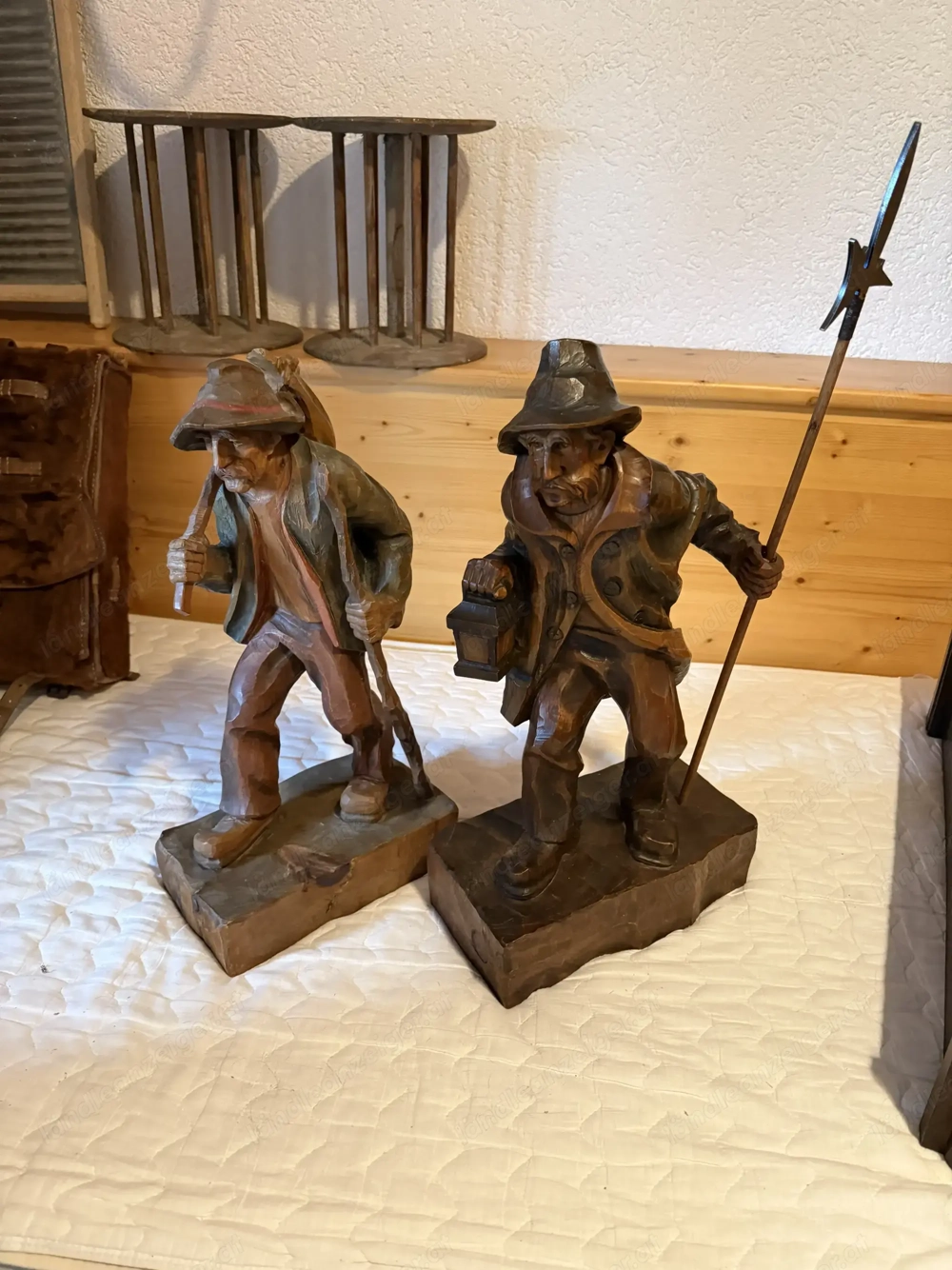 Holzfiguren aus Massivholz, handgeschnitzt