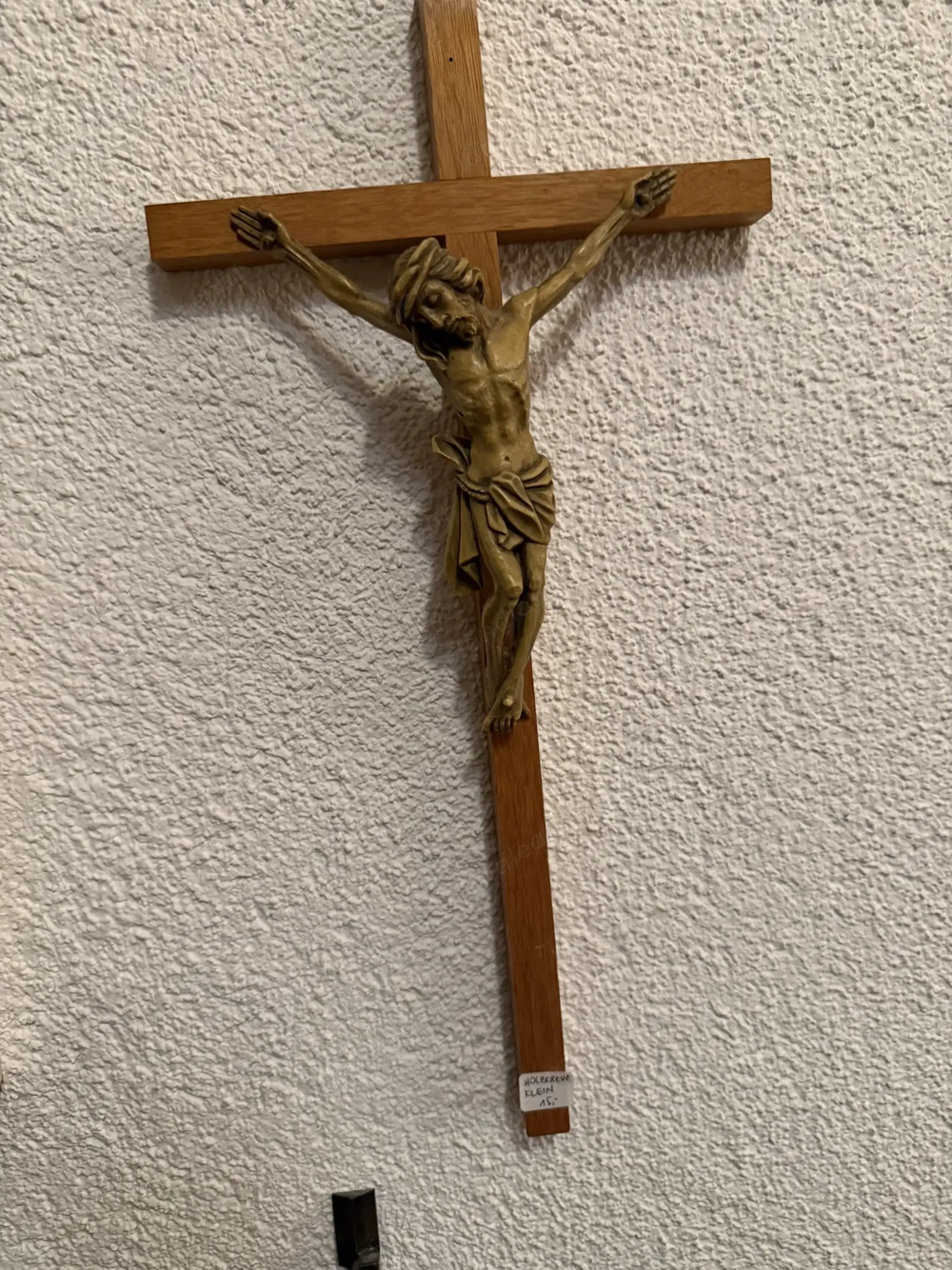 Kleines Holzkreuz, handgeschnitzt