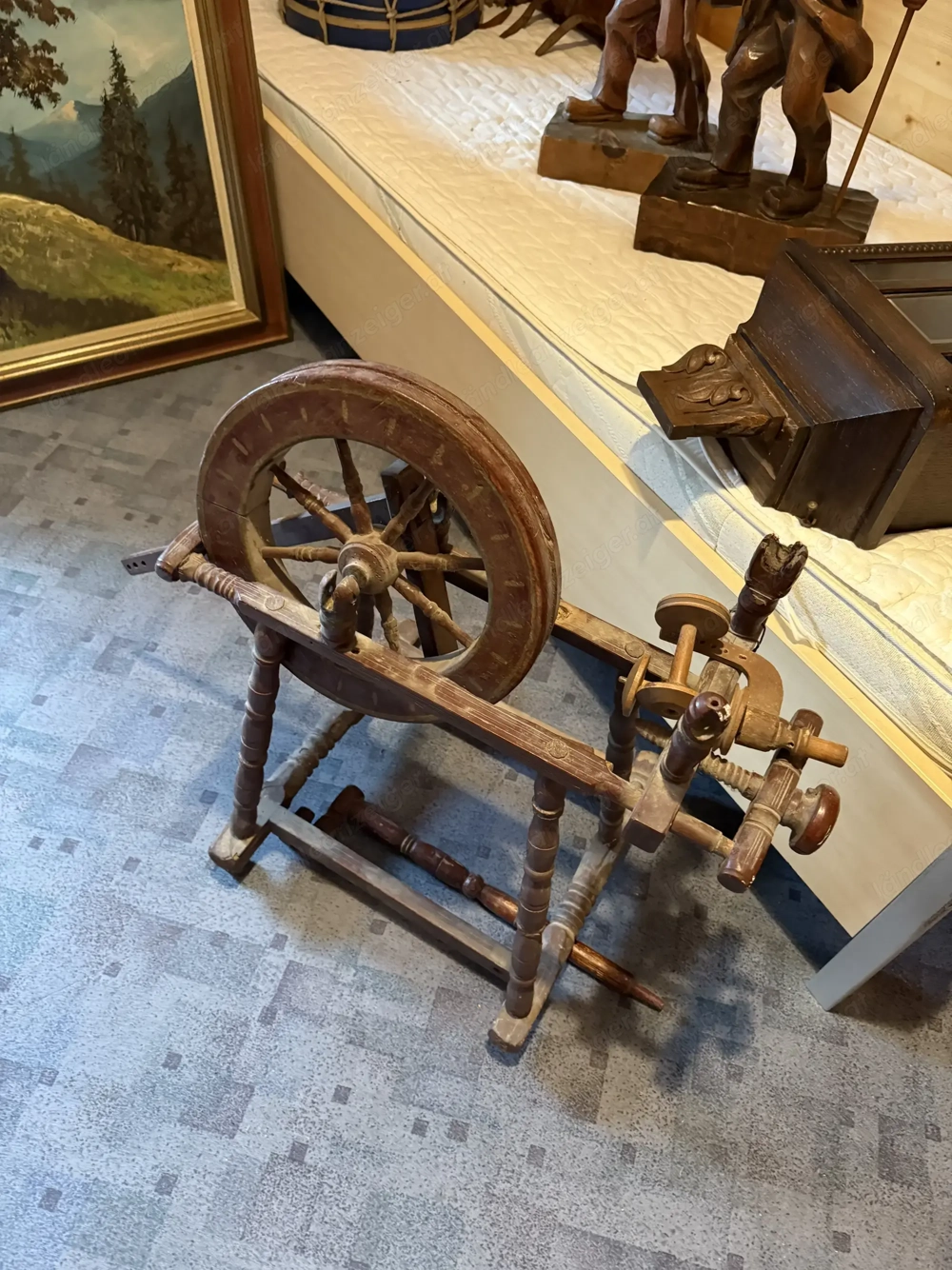 altes Spinnrad aus Holz