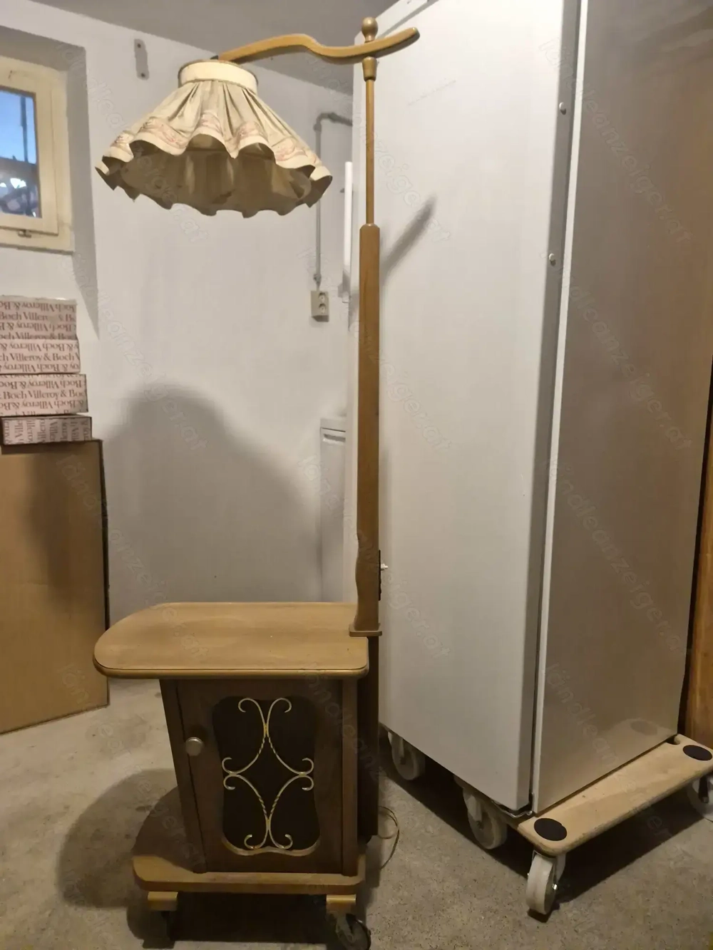 Antiker Retro-Beistelltisch mit integrierter Stehlampe