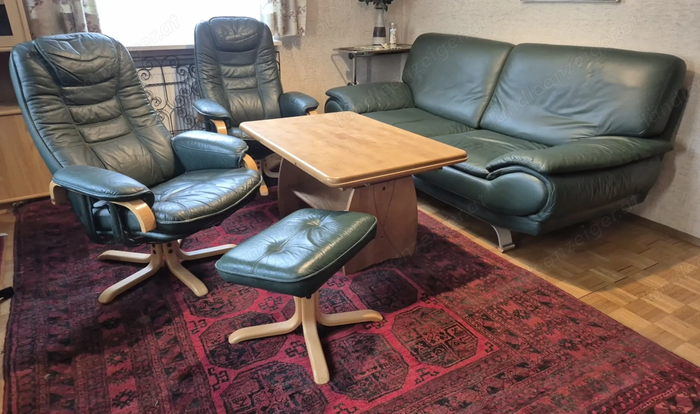 Sehr gut erhaltene Echt-Leder Couch-Garnitur mit Drehstühlen und Fußauflage