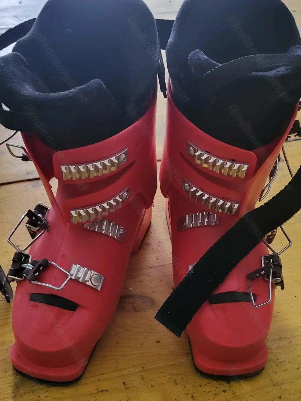 Zu verkaufen gut erhaltene Ski und 2 Skischuhe 