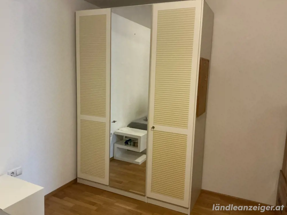 Kleiderkasten cremefarbig