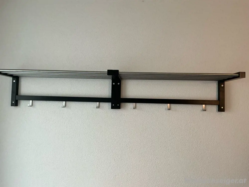 zwei Garderoben in schwarz mit Ablage 