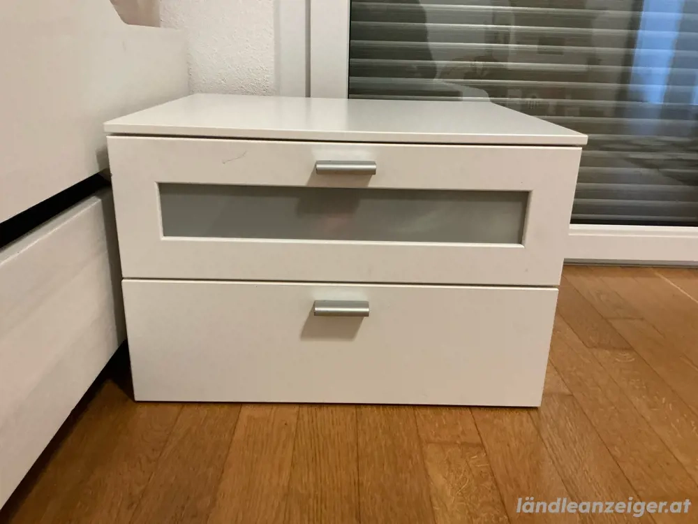 Nachtkästchen weiss mit zwei Schubladen 