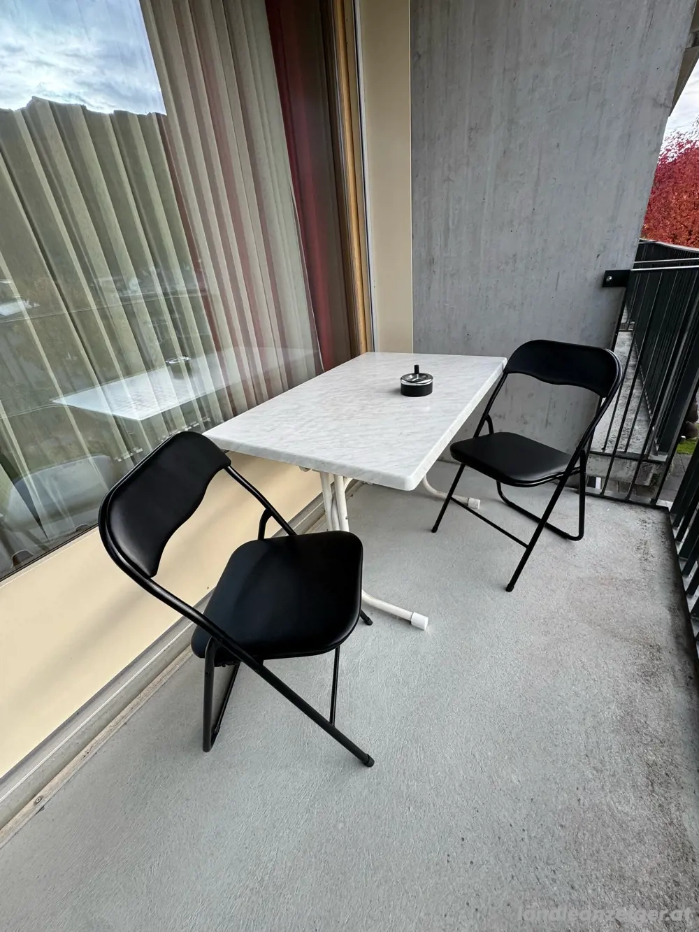 Gartentisch mit zwei Stühlen