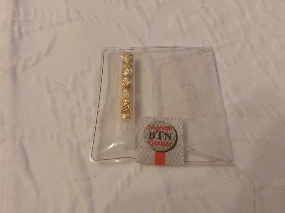 Rörchen mit Blattgold gefüllt