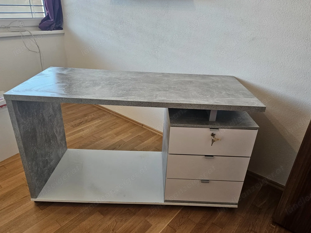 Schreibtisch mit Rollen