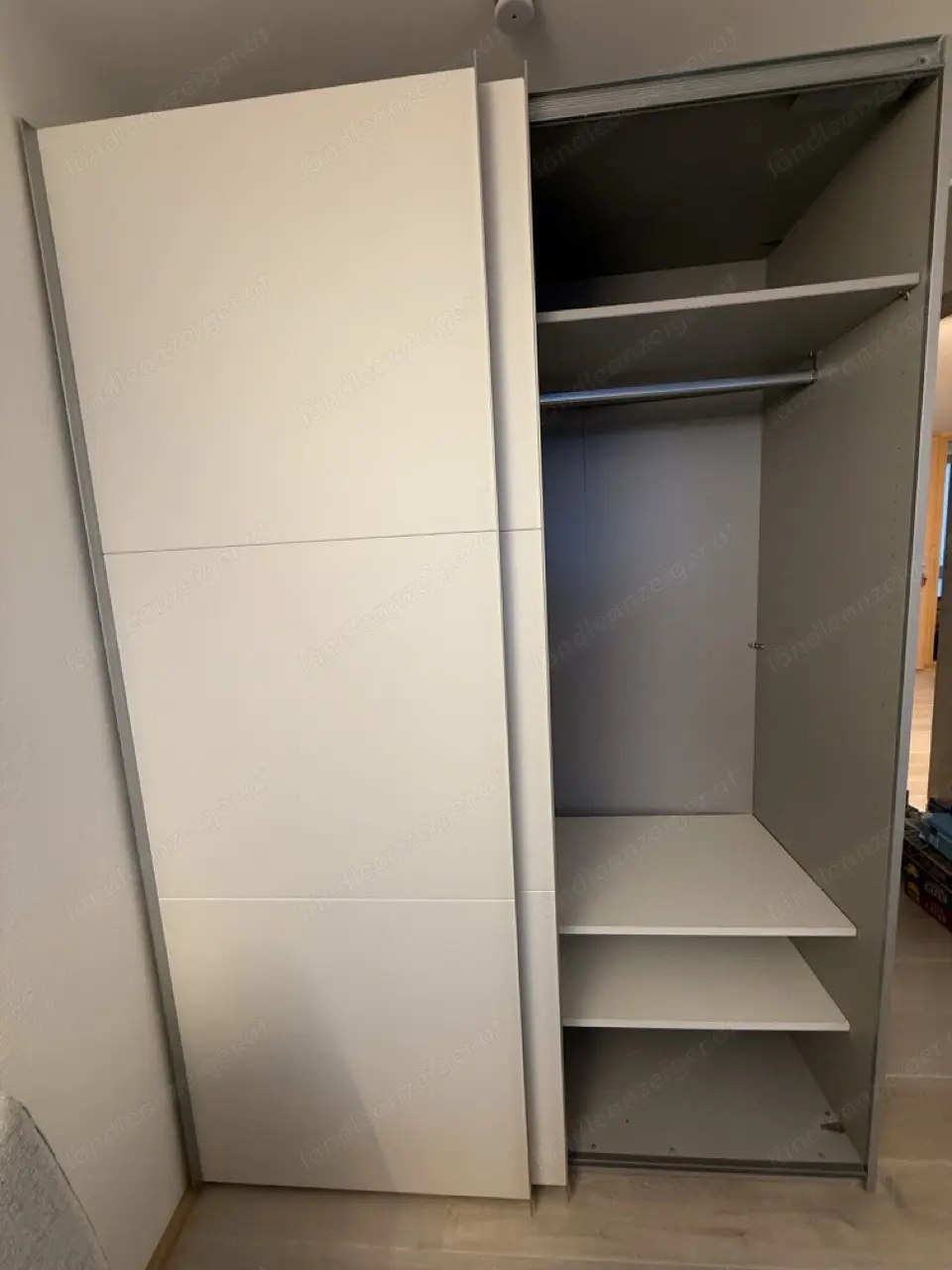 Kleiderschrank mit Schiebetüren, weiß