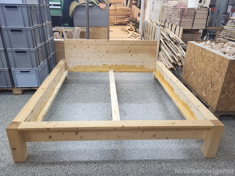 Vollholz Bett Tischler arbeitet 