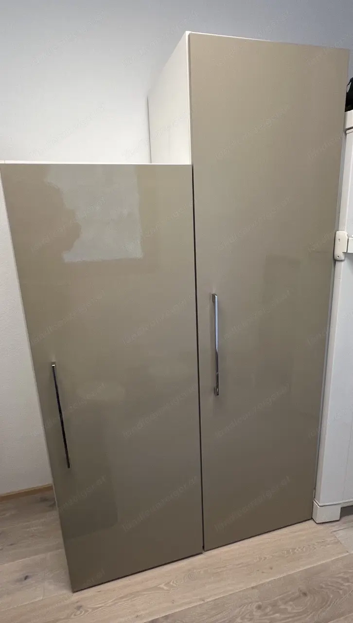 Kleiderschrank bzw. Vorratsschrank braun hochglanz