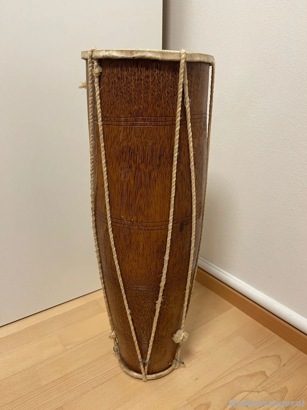 Djembé, eine einfellige Bechertrommel aus Westafrika. 