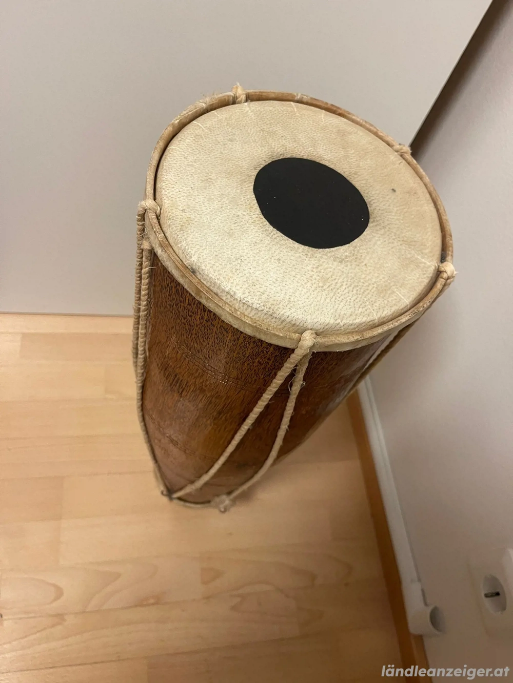 Djembé, eine einfellige Bechertrommel aus Westafrika. 