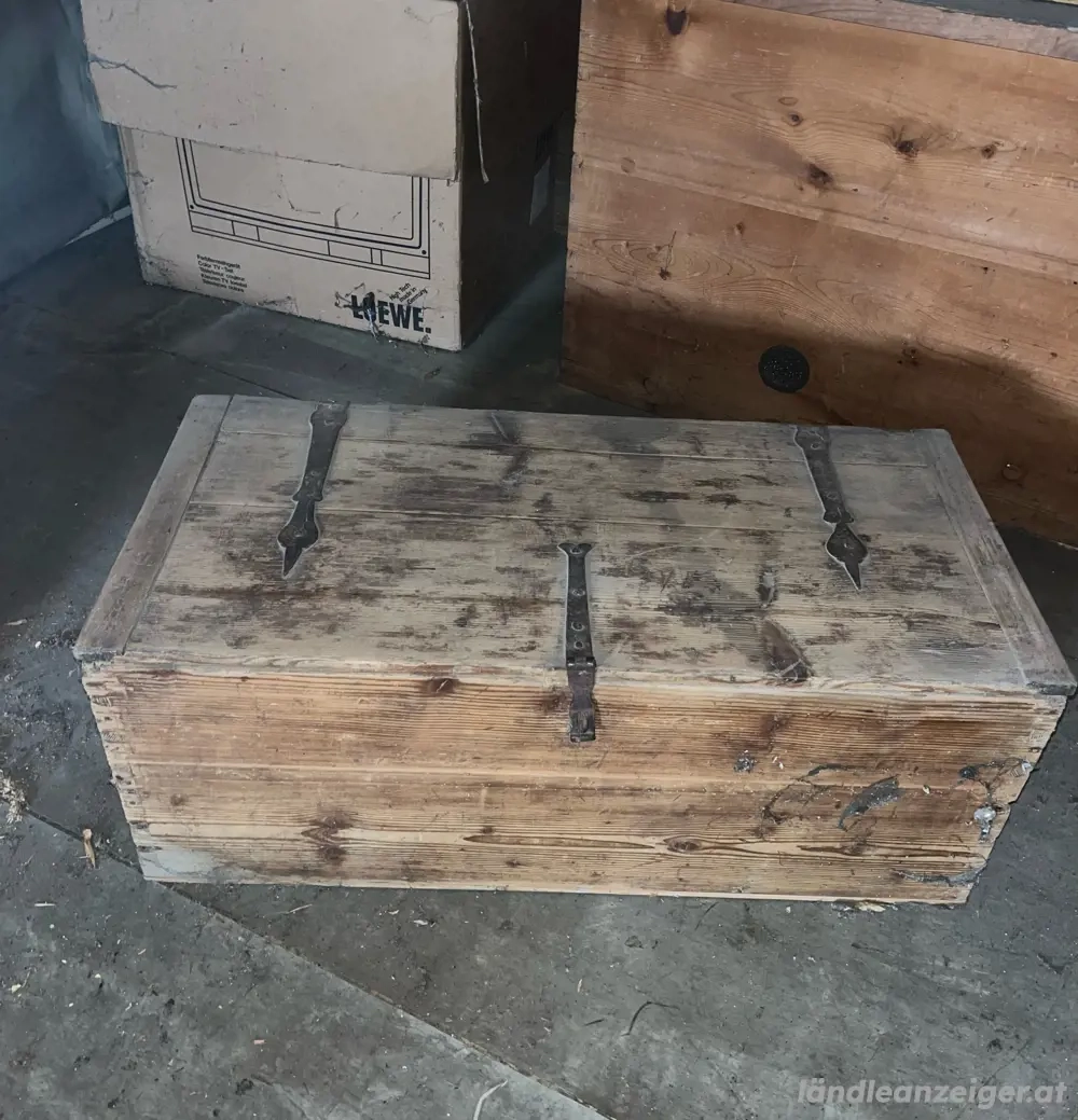 Holztruhe massiv