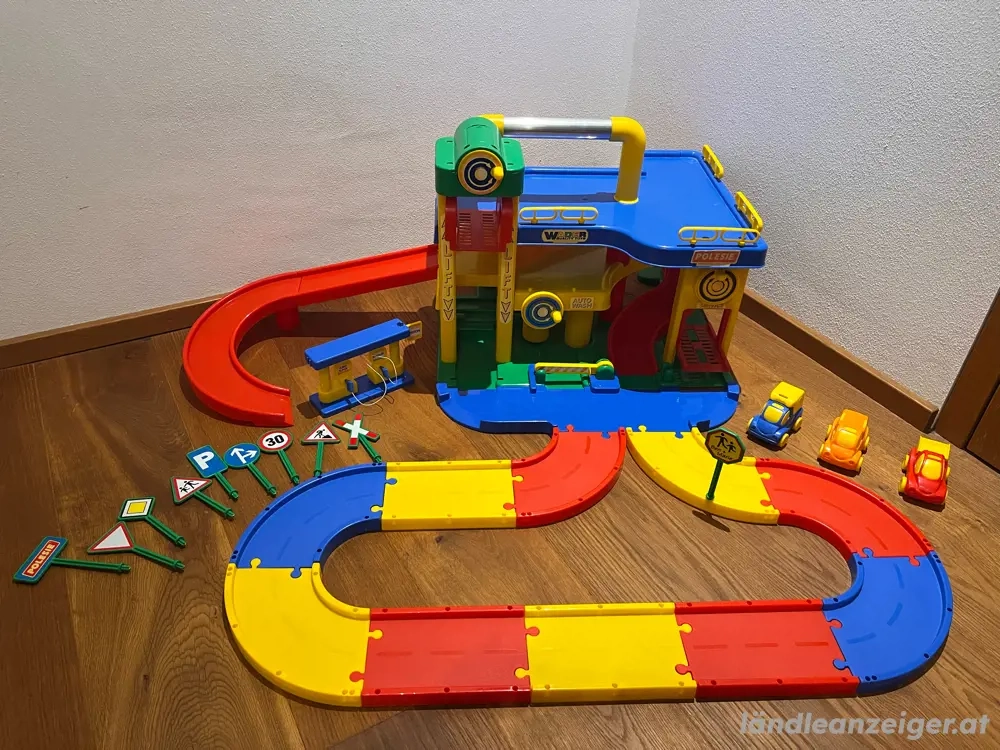 Parkgarage von Wader mit Straßensystem und Autos