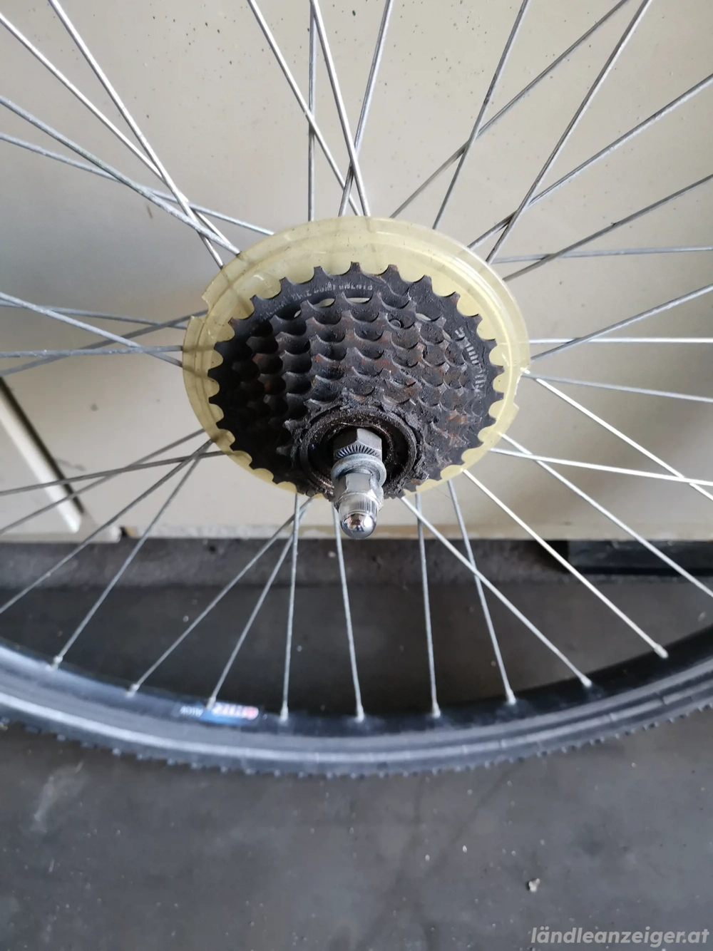 E Bike Hinterrad und Vorderrad 