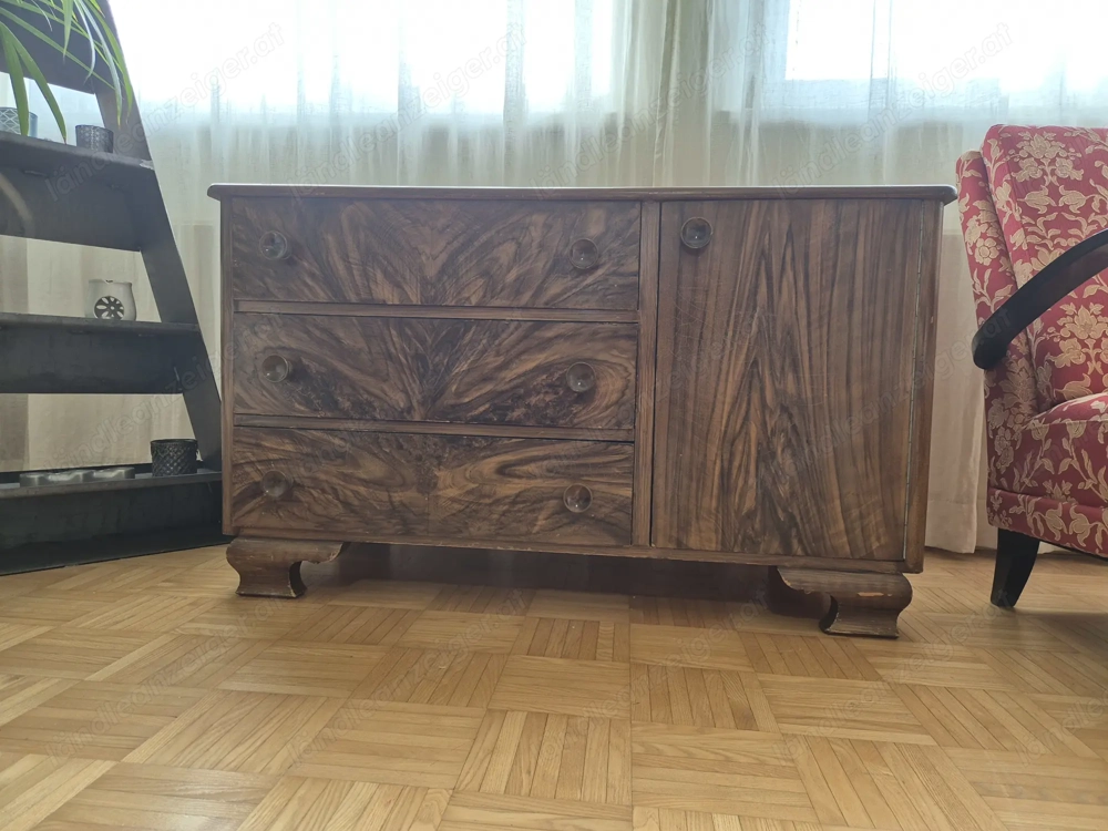 Antike Kommode mit Glasplatte