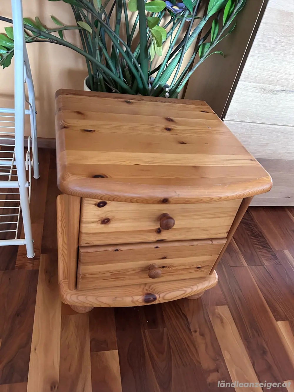  eine Kommode verschenken.