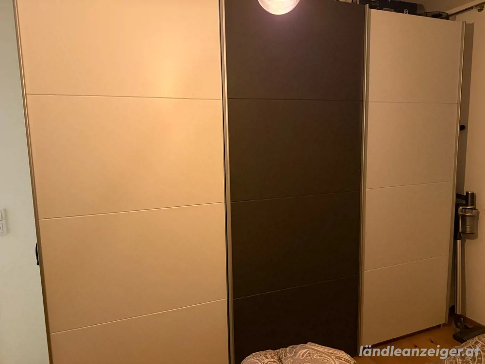 Schlafzimmerschrank mit Schwebetüren