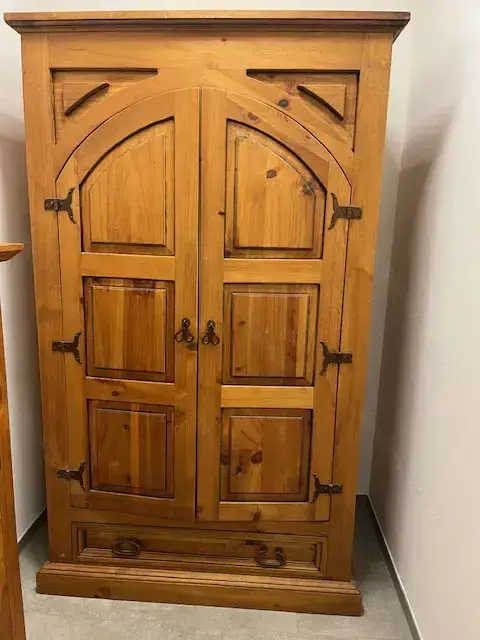 Möbel aus Pinienholz Massivholz