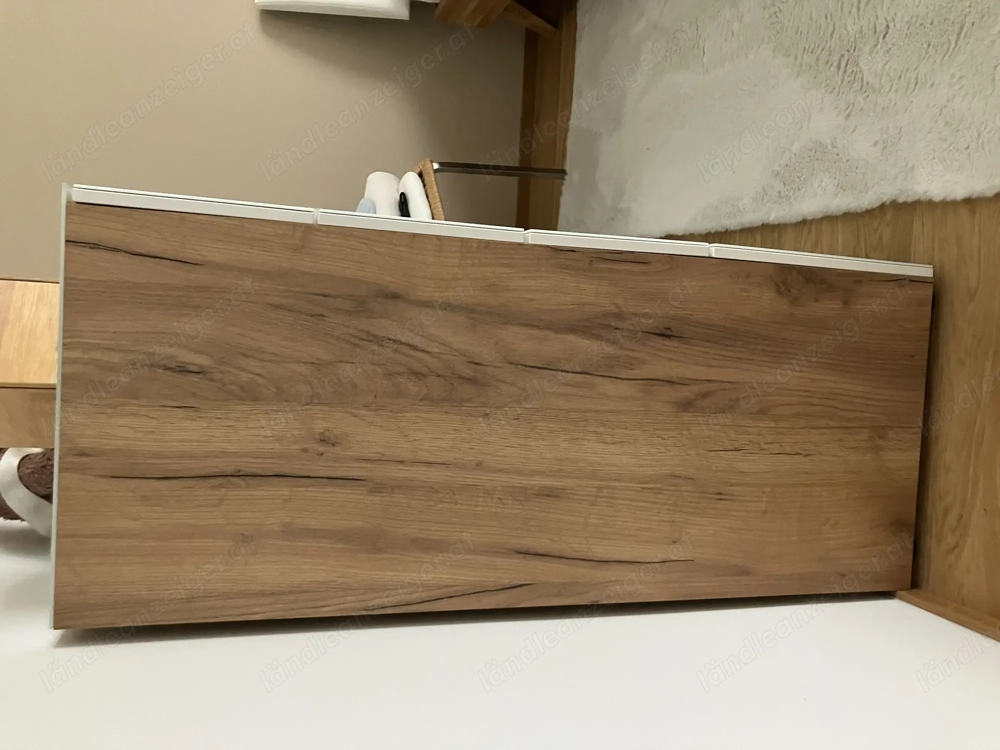 Kommode mit Glasfront