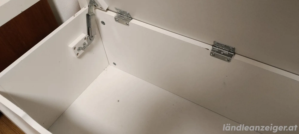 Sitztruhe mit Stauraum ohne Auflagen. Spielzeugtruhe