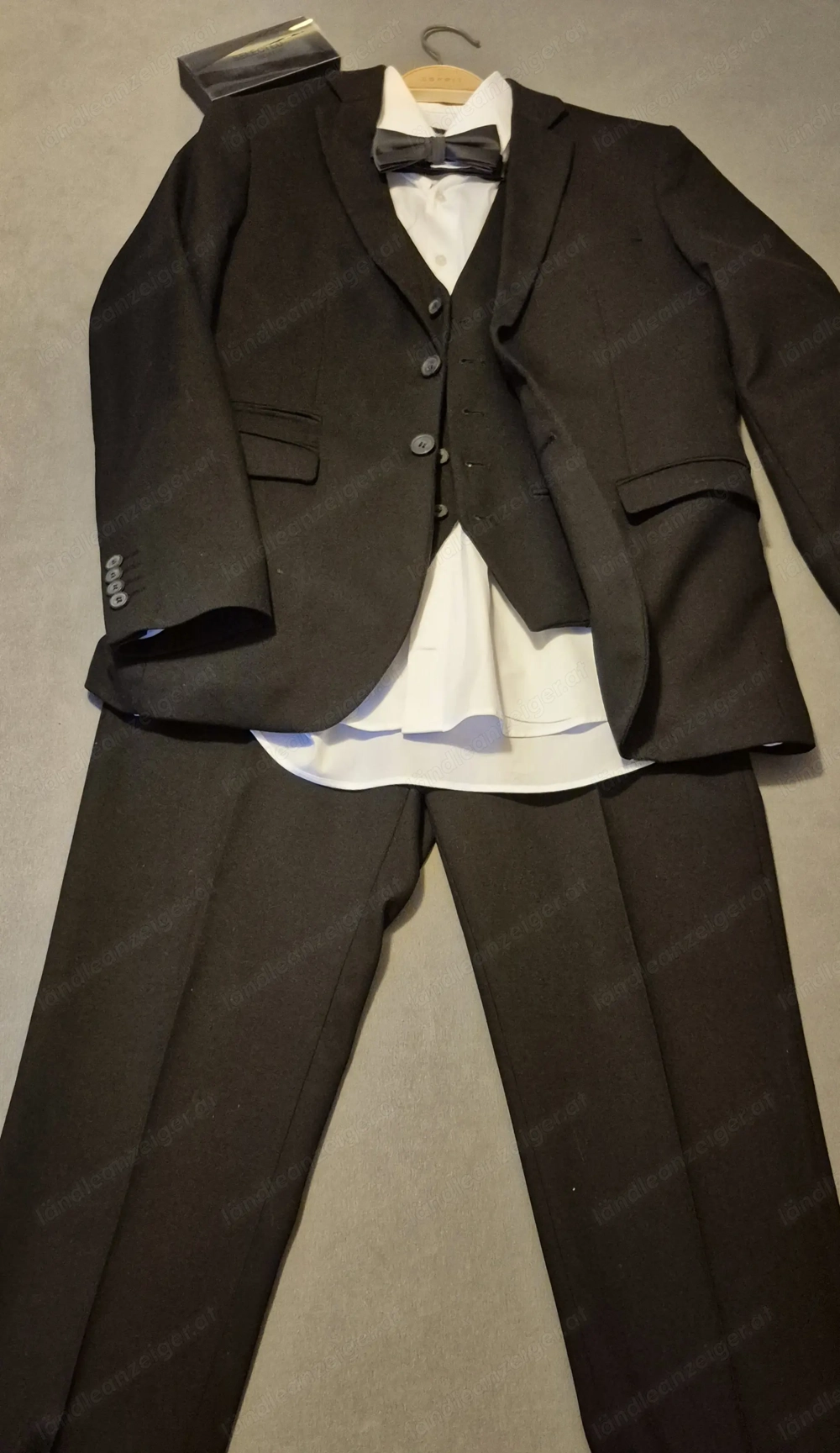 Jugendlicher Anzug samt Hemd und Zubehör Gr 46