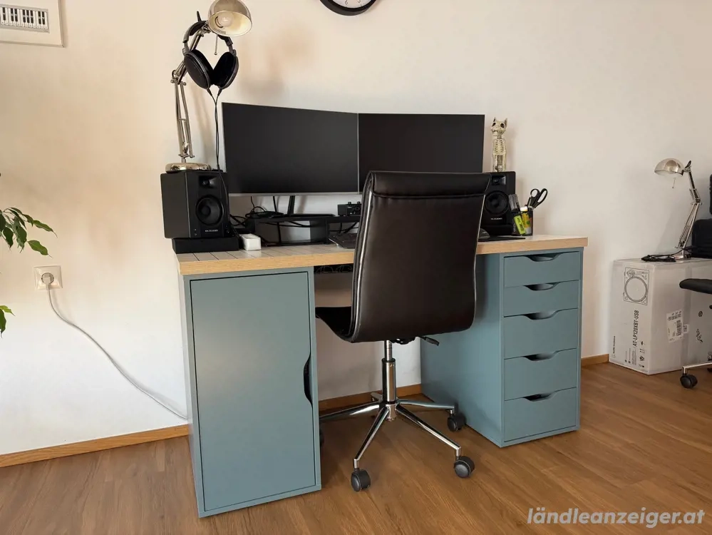 Schreibtisch mit Bürostuhl