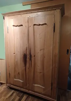 Wunderschöner Schrank aus massivem Holz - rustikal & hochwertig