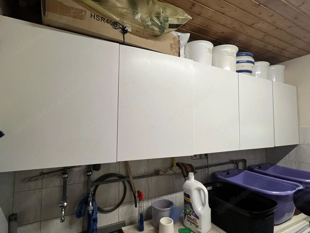 Hängeschränke für den Keller zum Aufbewahren