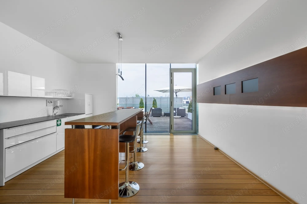 Arbeiten Sie flexibel und effizient im modernen Arbeits- und Besprechungsraum in Regus Flybridge