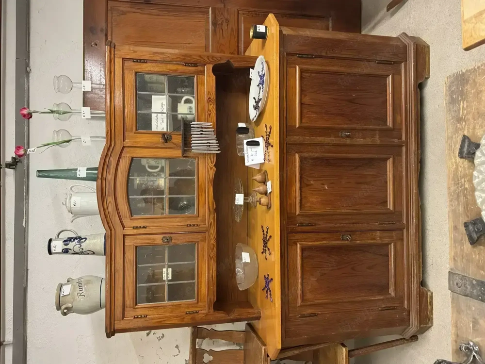 Buffetschrank antik mit bleiverglasten Obertüren 