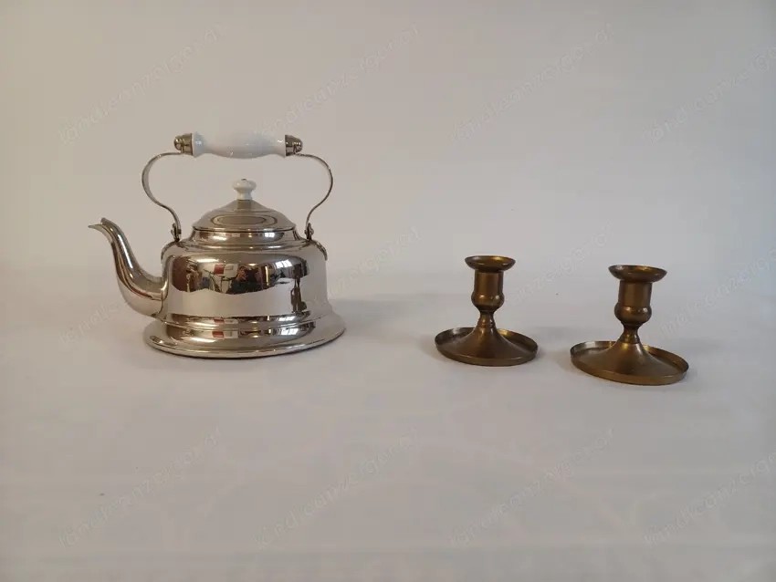 Wasserkessel und Kerzenhalter