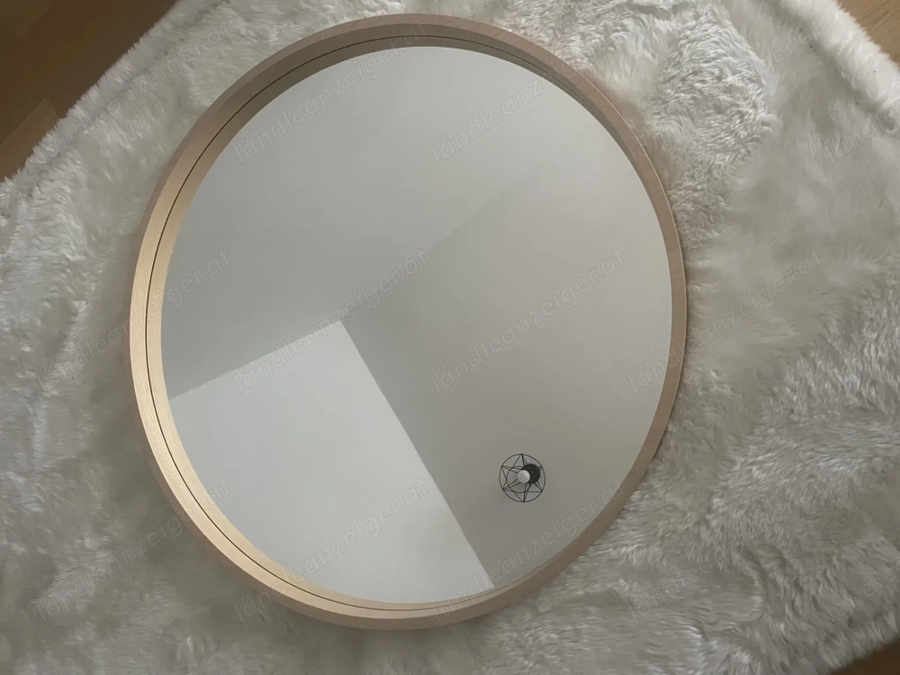 Wandspiegel mit Holzrahmen 