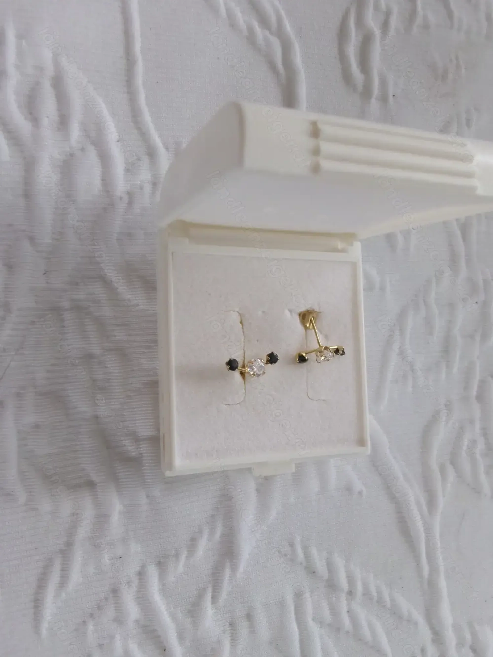 Goldene Ohrstecker mit Safiren