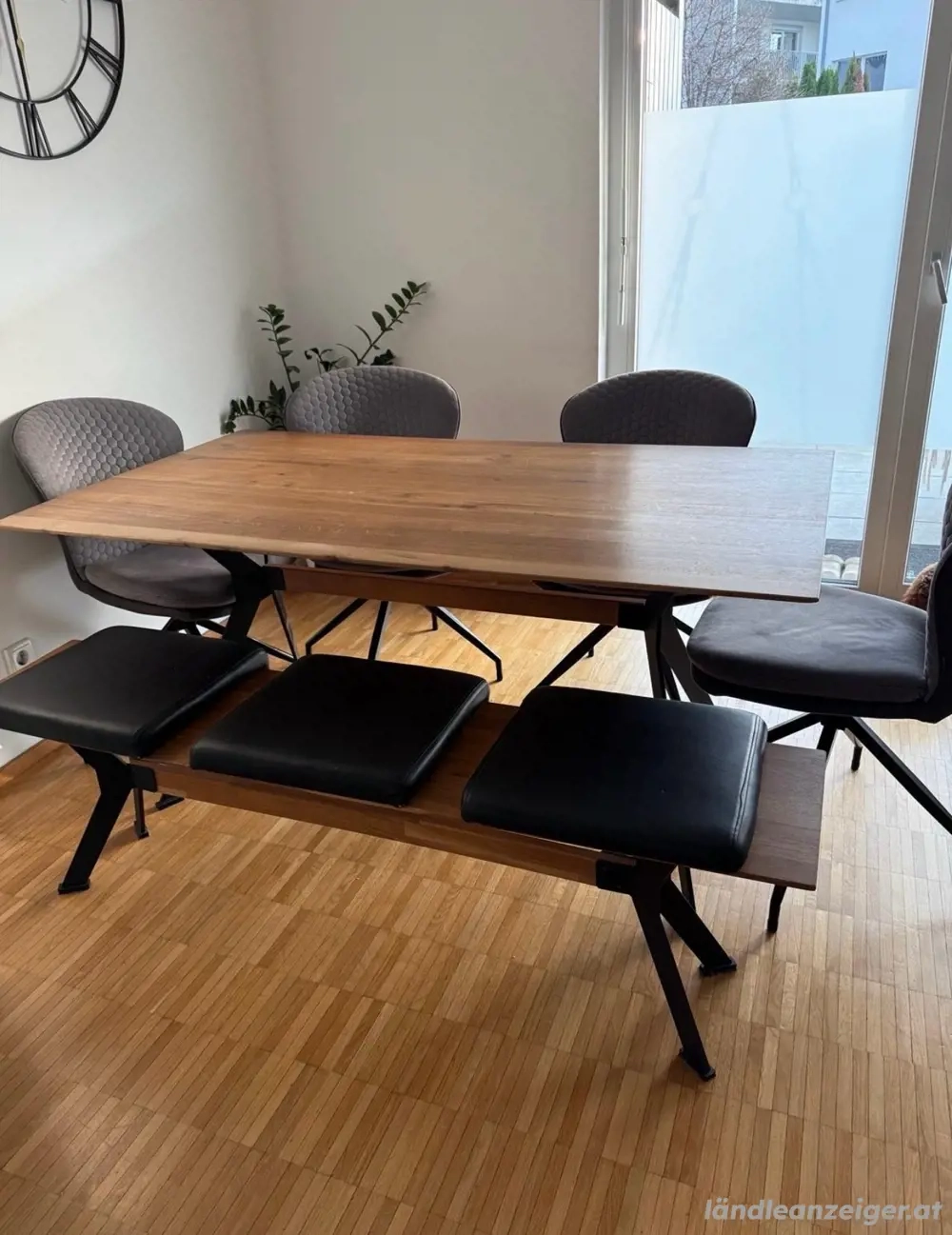 Esstisch mit Bank und Stühlen