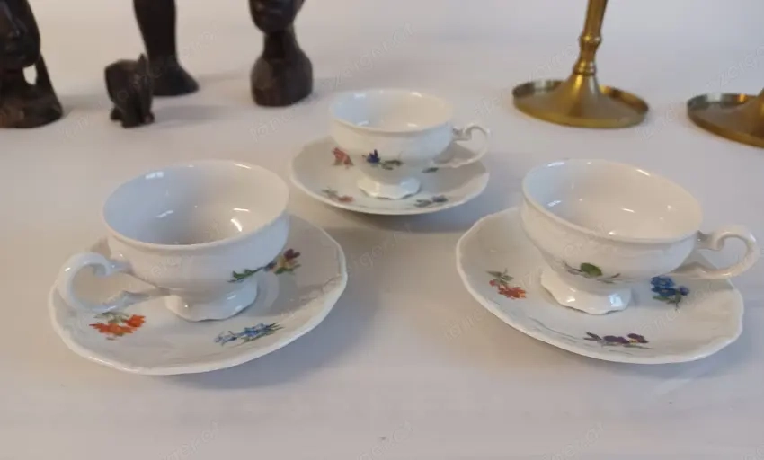 Porzellantassen mit Untertassen 