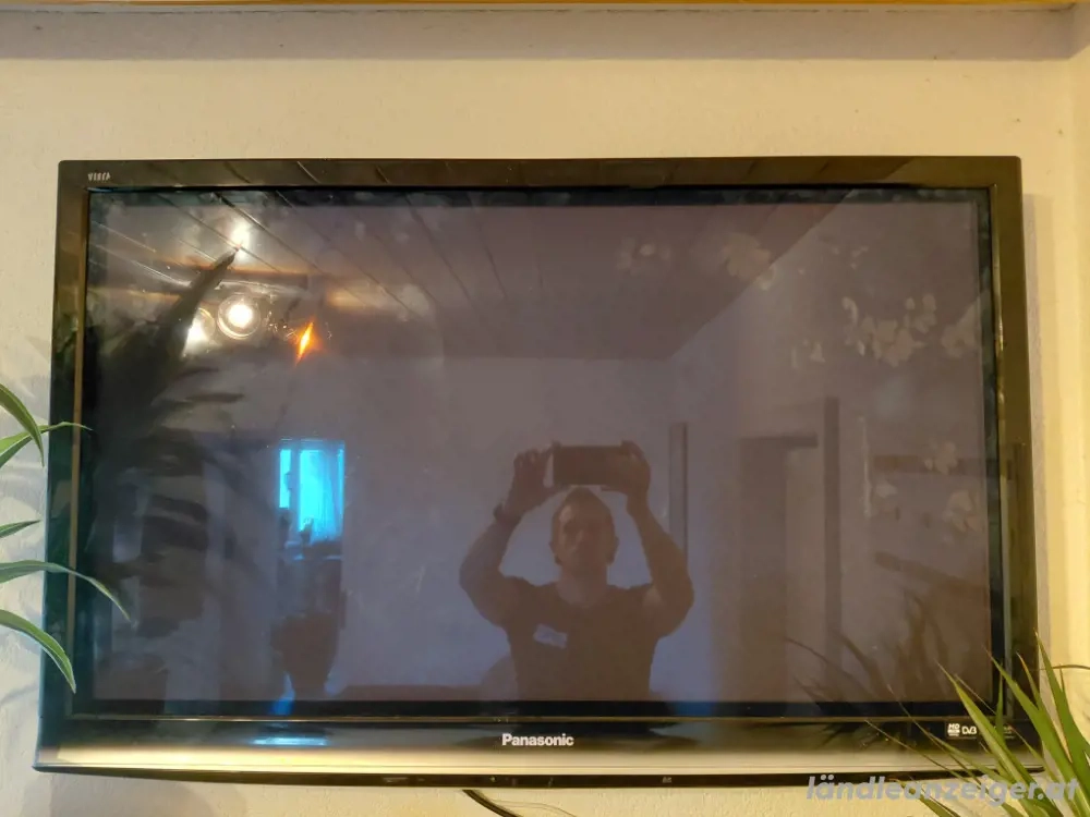 zwei Fernseher schwarz