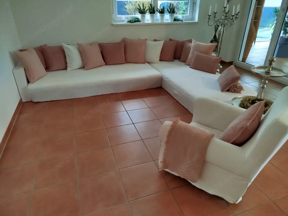 behelfsmäßige "Couch" mit Couchsessel für Partyraum zu verschenken