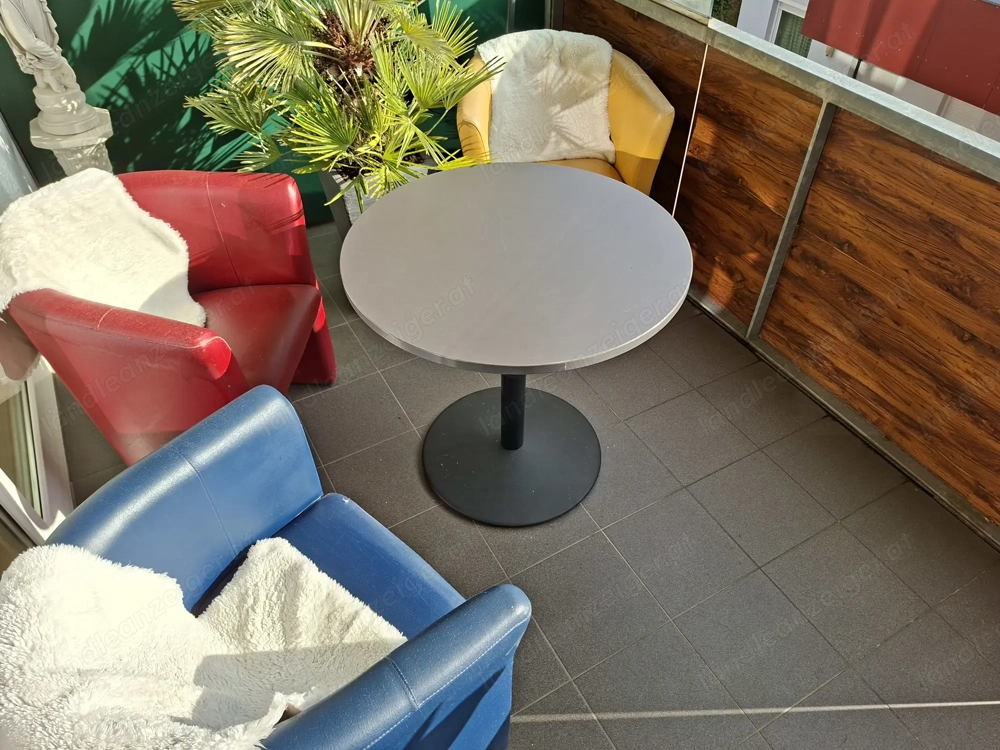 Tisch und 3 Stühle zu verkaufen 