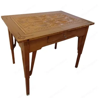 Antiker geschnitzter Tisch