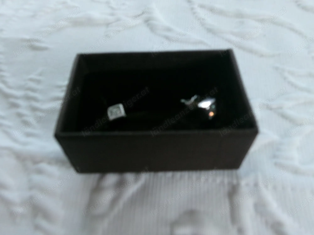 Ohrstecker mit weißen Steinen 