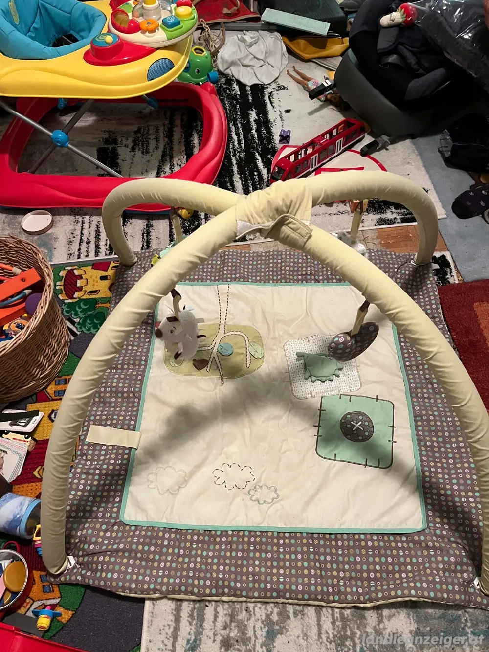 Babyspieldecke mit Spielbogen