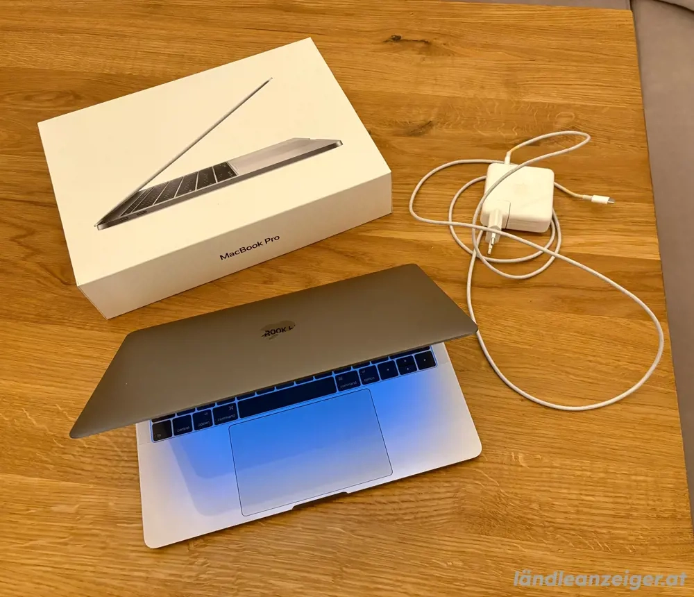 Apple MacBook Pro 13" (Late 2016) in Space Gray