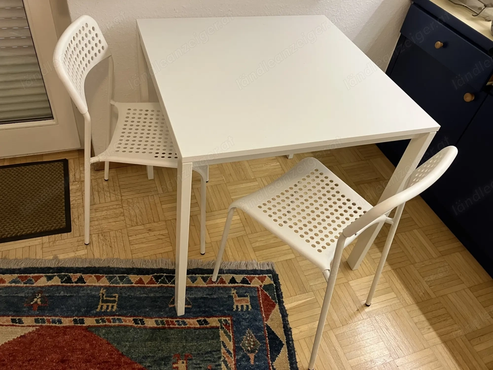 Tisch mit 2 Stühlen